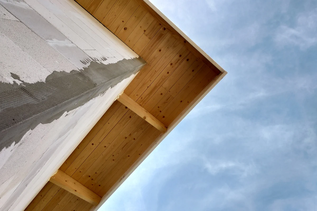 Une sous face de toiture en bois