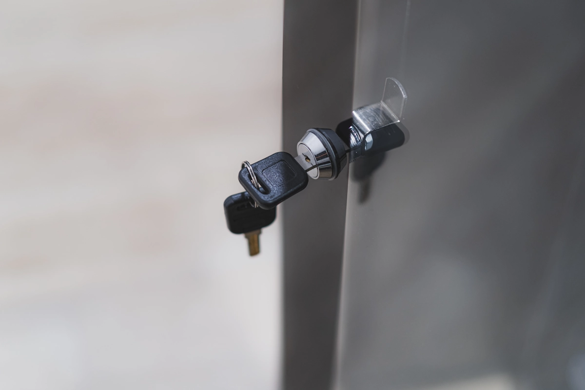 Une serrure de boîte aux lettres avec une clé noir