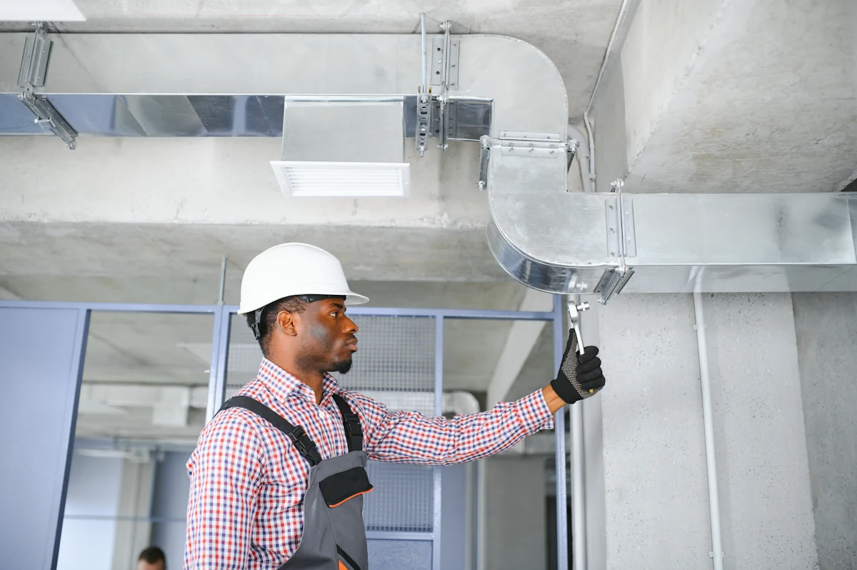 Un homme qui installe une VMC