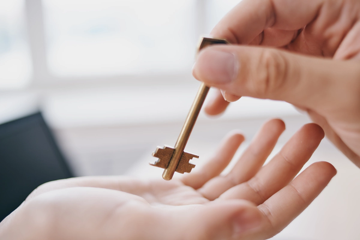 Une personne qui donne une clé à une autre