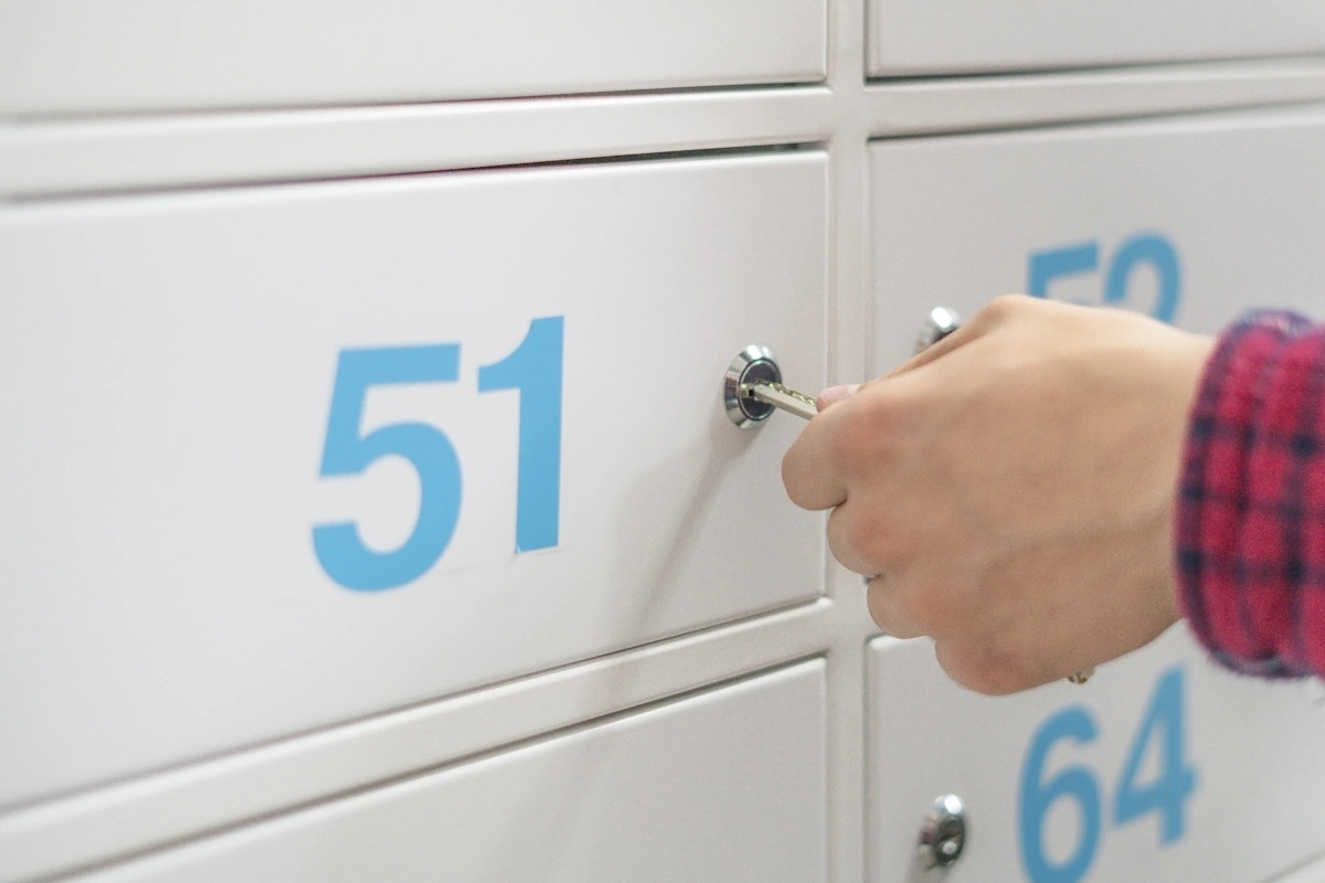Une personne qui ouvre une boîte aux lettres avec une clé