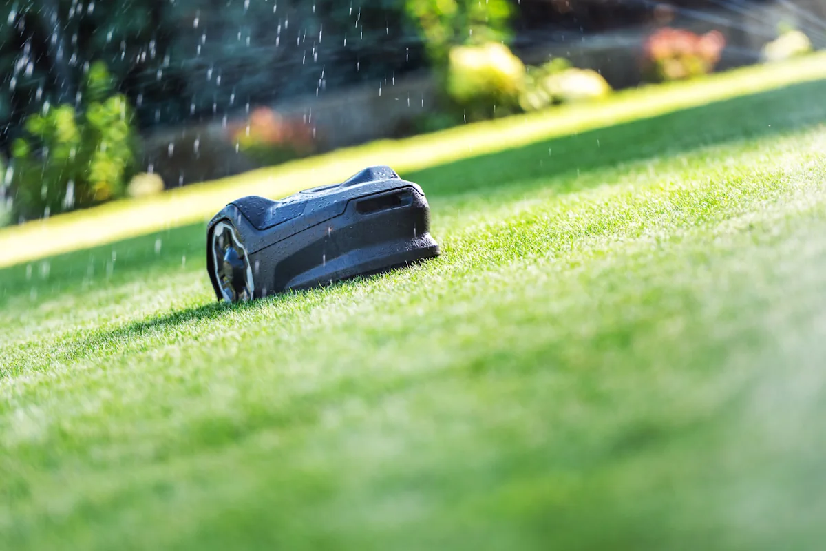 Un robot tondeuse qui tond la pelouse