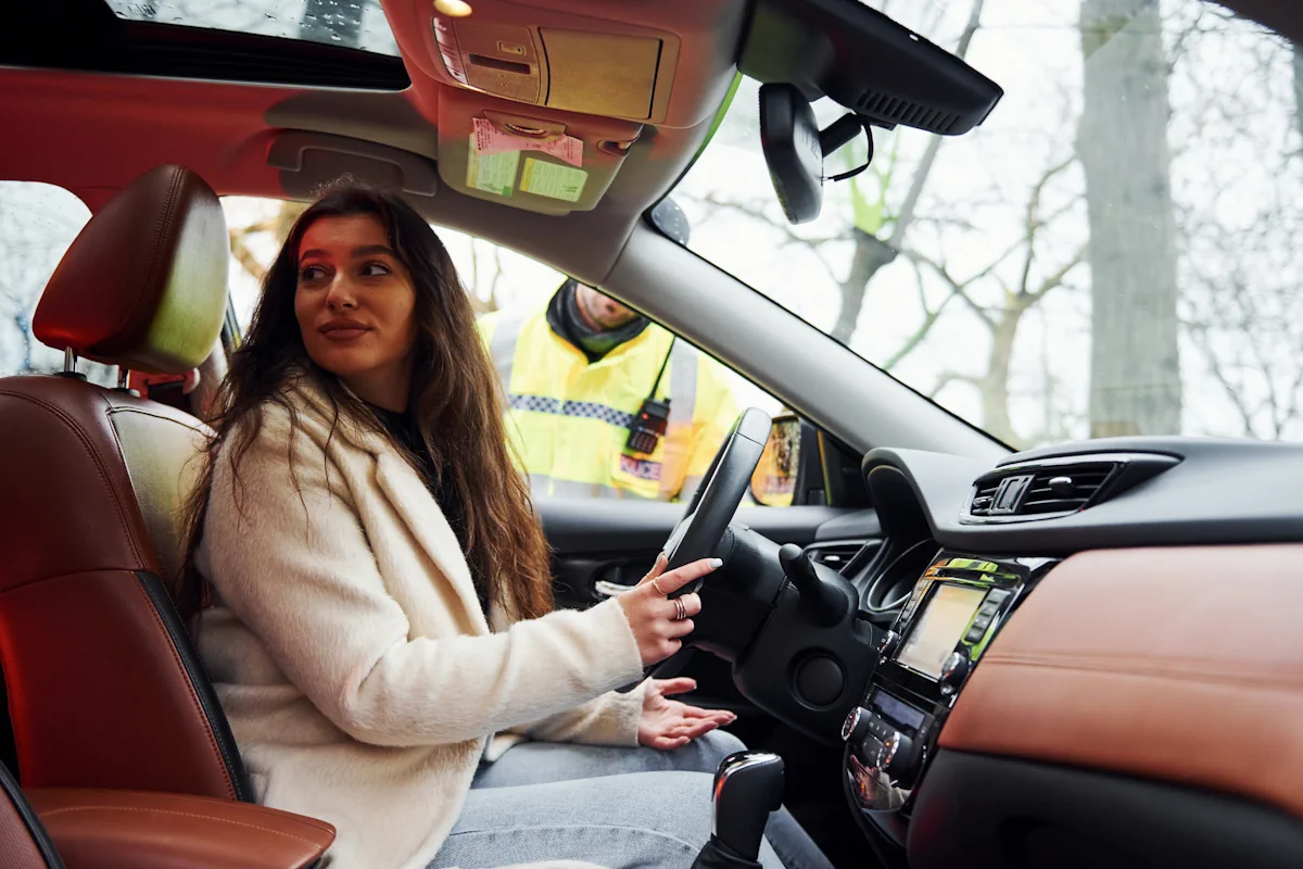Une femme au volant d'une voiture