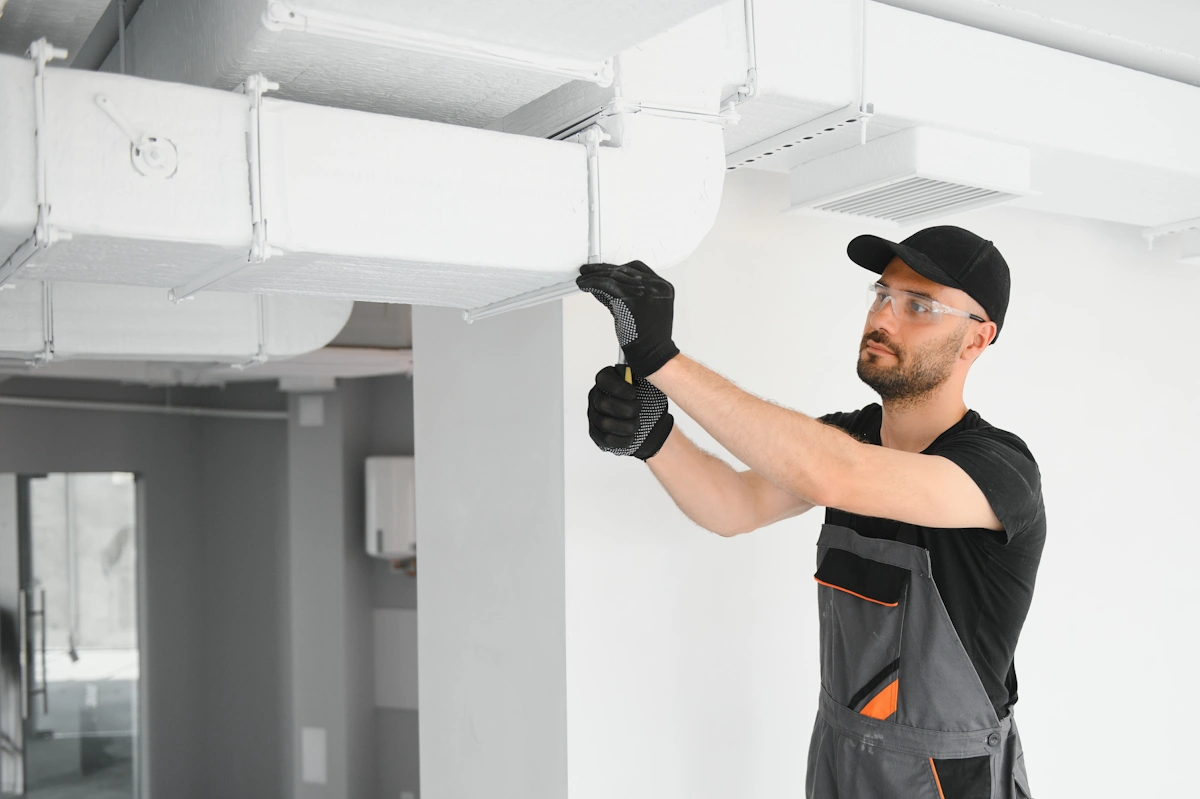 Un homme qui installe une VMC