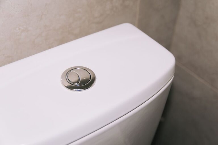 Pourquoi ma chasse d'eau coule en permanence et comment l'arrêter ?