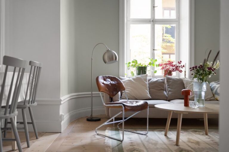 Quelles couleurs associer au vert sauge dans un salon ?