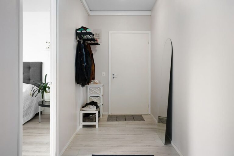 Comment créer une entrée quand la porte donne directement sur le salon ?