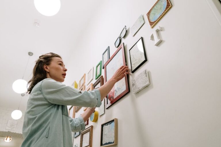 Comment créer un mur de cadres sans que ça fasse fouillis ?