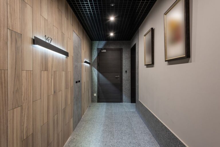 Comment éclairer un couloir long et étroit sans plafonnier ?