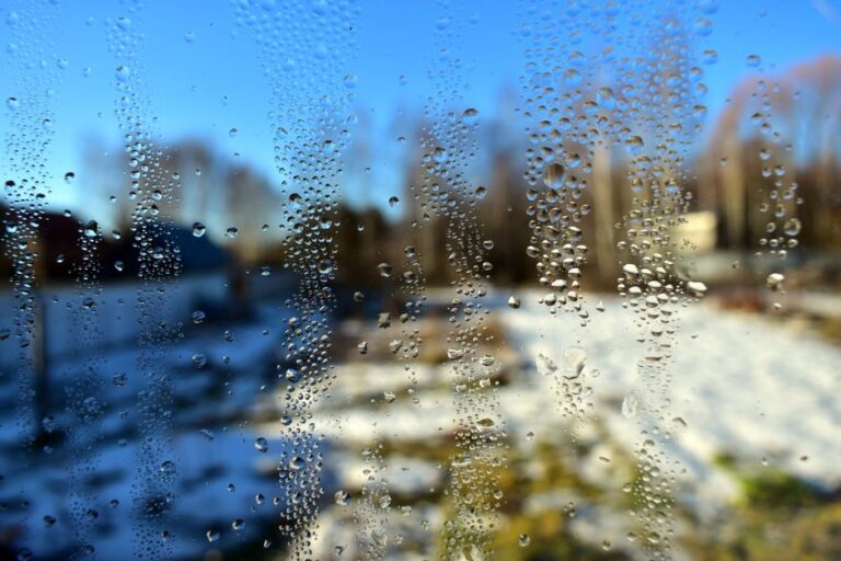 Comment empêcher la condensation sur les fenêtres en hiver ?