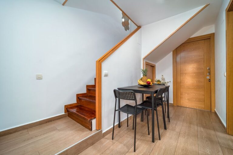 Comment optimiser le rangement sous un escalier ouvert ?